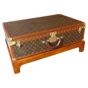 Luxe à Double Usage: la valise Louis Vuitton Alzer 80 cm en table basse