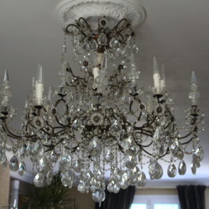 Lustre Italien à pampilles de cristal et bois sculpté du 19 ème siècle