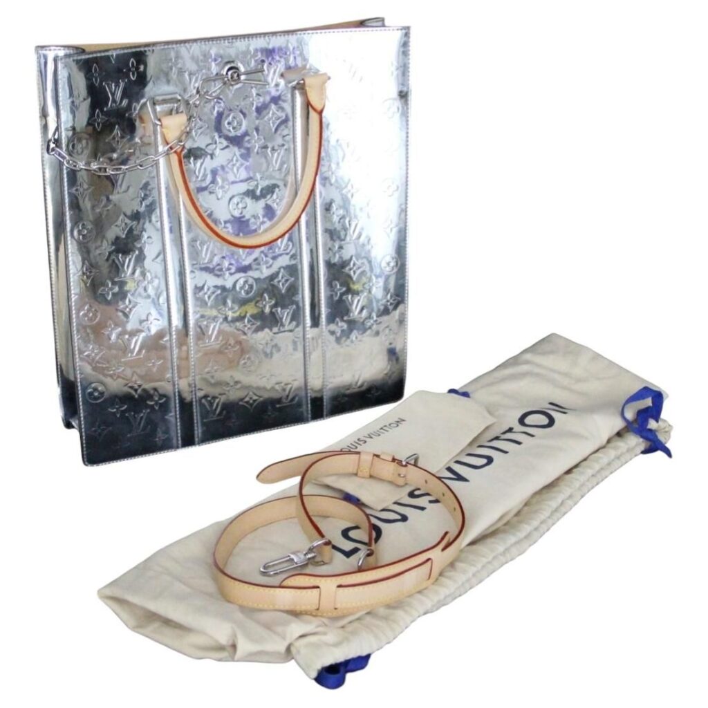 Sac plat Louis Vuitton x Virgil Abloh en toile monogramme miroir argentée réfléchissante avec poignées en cuir vachette naturel et chaînette en argent poli