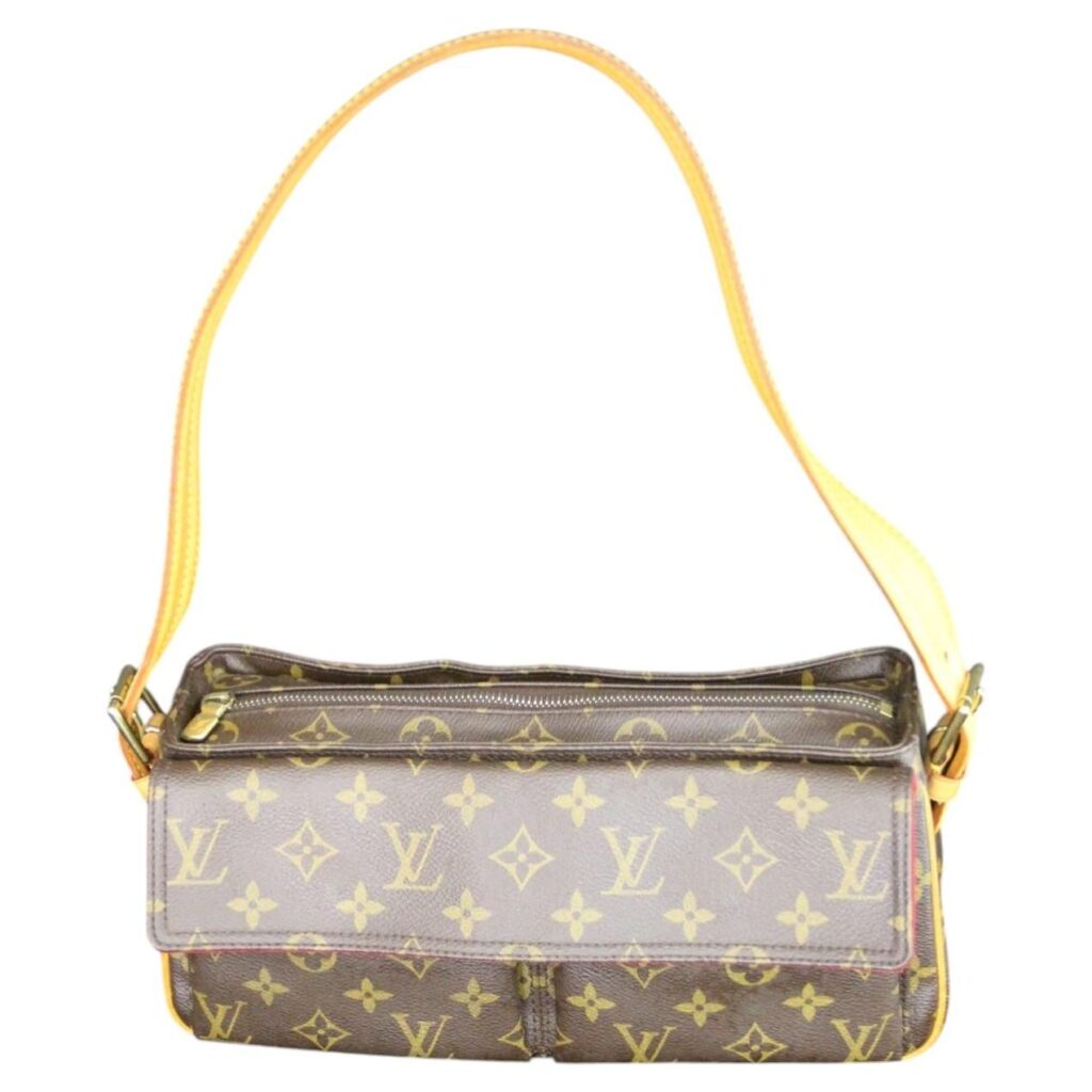 Sac à bandoulière Louis Vuitton Vivacité en toile Monogram marron et cuir vachetta naturel, intérieur rouge, ferrures dorées, style vintage.