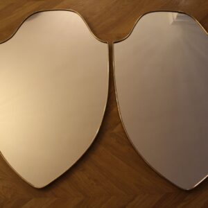 Miroir mural en laiton en forme de bouclier, de style moderniste des années 1950, style Gio Ponti